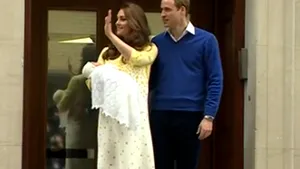 PRIMELE IMAGINI cu fiica prinţului William şi a ducesei de Cambridge. Catherine şi mica prinţesă au părăsit maternitatea - FOTO, VIDEO