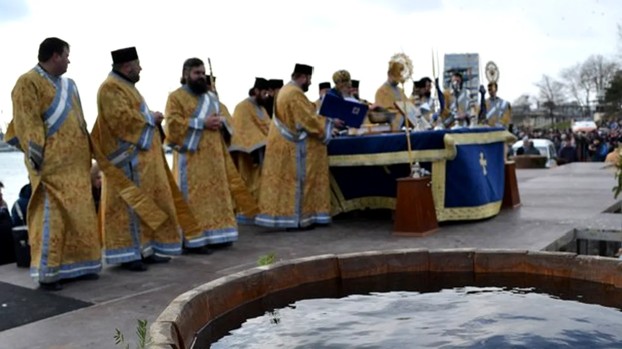 BOBOTEAZA: Mii de credincioşi, la bisericile din ţară pentru a lua apă sfinţită - FOTO