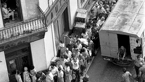 ISTORIA FĂRĂ PERDEA / Marius Oprea: Ce am lăsat în urmă în ’89: foame, frig şi cozi – o viaţă umilitoare