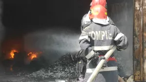 Incendiu puternic la un depozit de mase plastice din oraşul Constanţa / FOTO