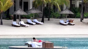 Românii nu-şi mai cumpără case şi maşini, dar nu renunţă la vacanţă!