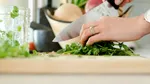 Rețeta keto pentru cina rapidă care te scoate din impas: bombe crocante din conopidă, pui și brânză