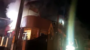 Incendiul de la casa unei cunoscute cântăreţe de muzică populară, stins după cinci ore - FOTO