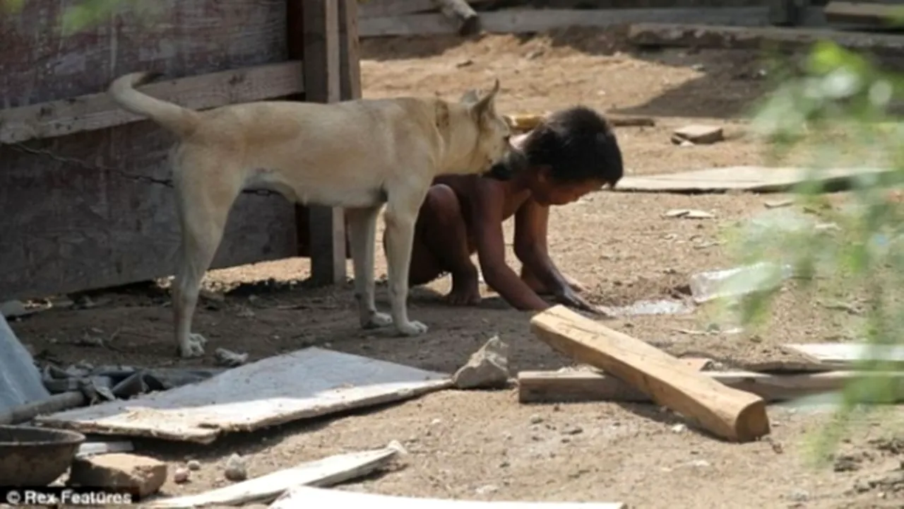 Un bărbat din China şi-a ţinut nepotul legat în lanţuri timp de doi ani - FOTO