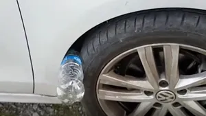 Metoda extrem de periculoasă care s-a răspândit în toată lumea: Ce înseamnă dacă găseşti o sticlă de plastic pusă astfel la roata maşinii