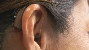 STUDIU Aparatele auditive pot ajuta la prevenirea declinului cognitiv