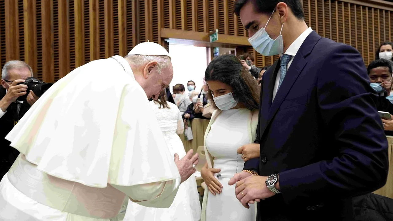 Papa Francisc, criticat pentru că nu poartă mască de protecţie
