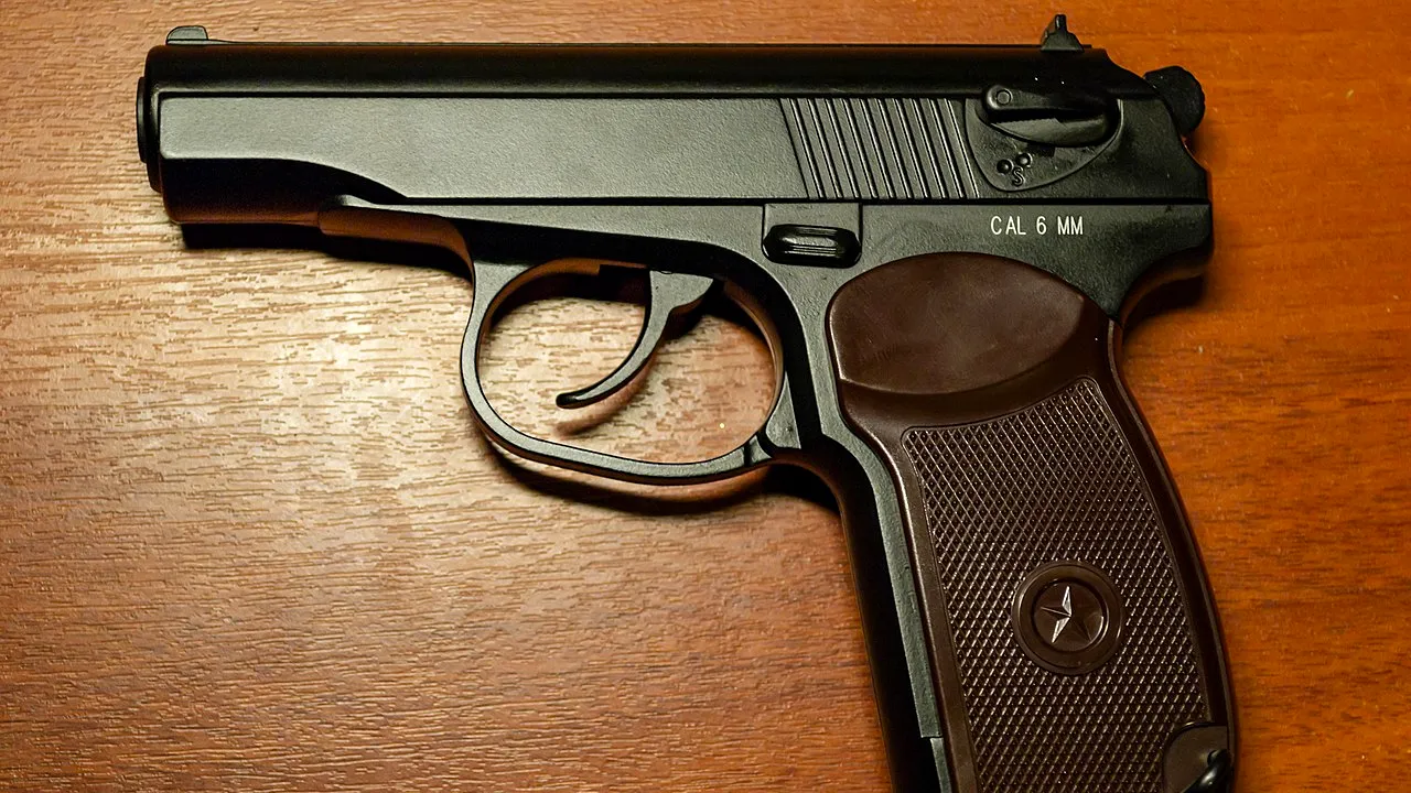 Un tânăr fără adăpost a fost prins de poliţişti având asupra lui un pistol şi 30 de cartuşe 