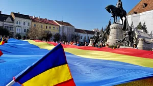 Tricolor de mari dimensiuni, desfăşurat în centrul oraşului Cluj-Napoca, în cadrul unei caravane | GALERIE FOTO