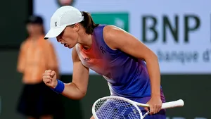 Swiatek o învinge categoric pe Vondrousova şi ajunge în semifinalele French Open
