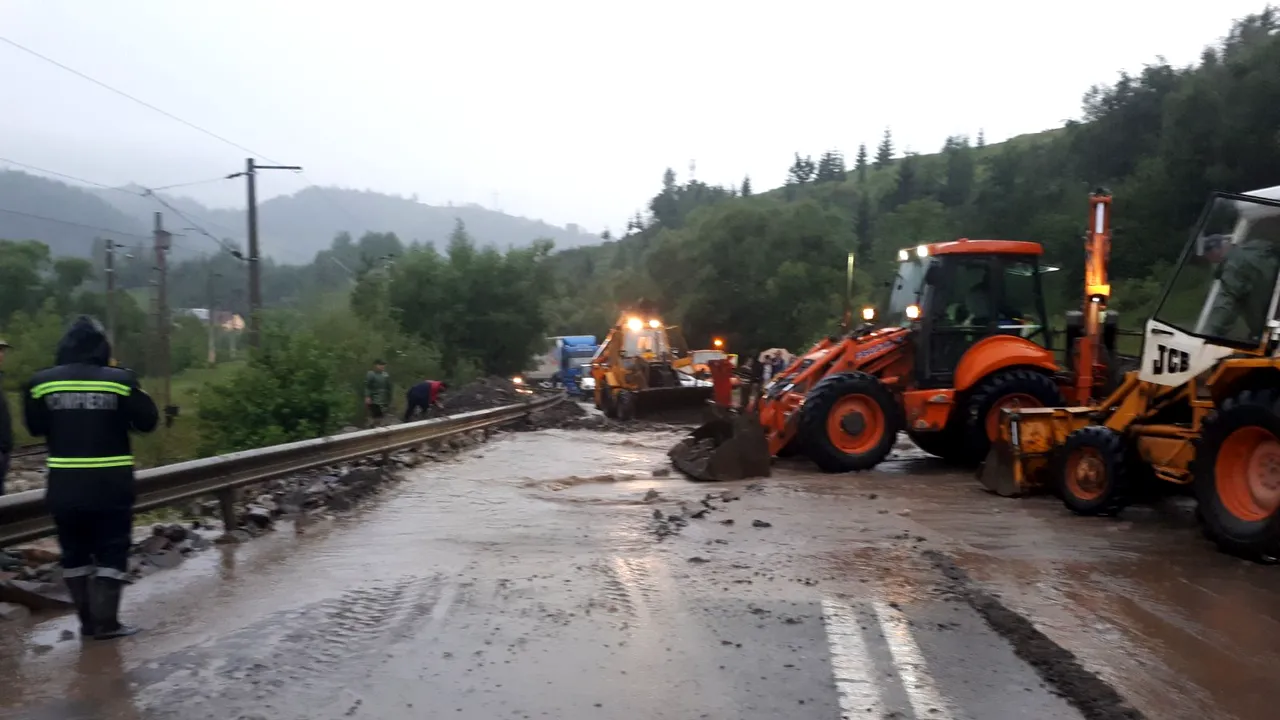 Efectele ploilor: Pe trei drumuri naţionale traficul este oprit, iar pe două se circulă cu dificultate