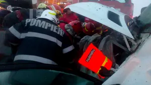 Accident grav pe DN6. Au fost implicate două microbuze şi un autoturism