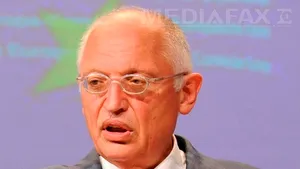 Bannere cu mesaje împotriva lui Gunter Verheugen, la ceremonia de decernare a titlului de Doctor Honoris Causa al UBB Cluj