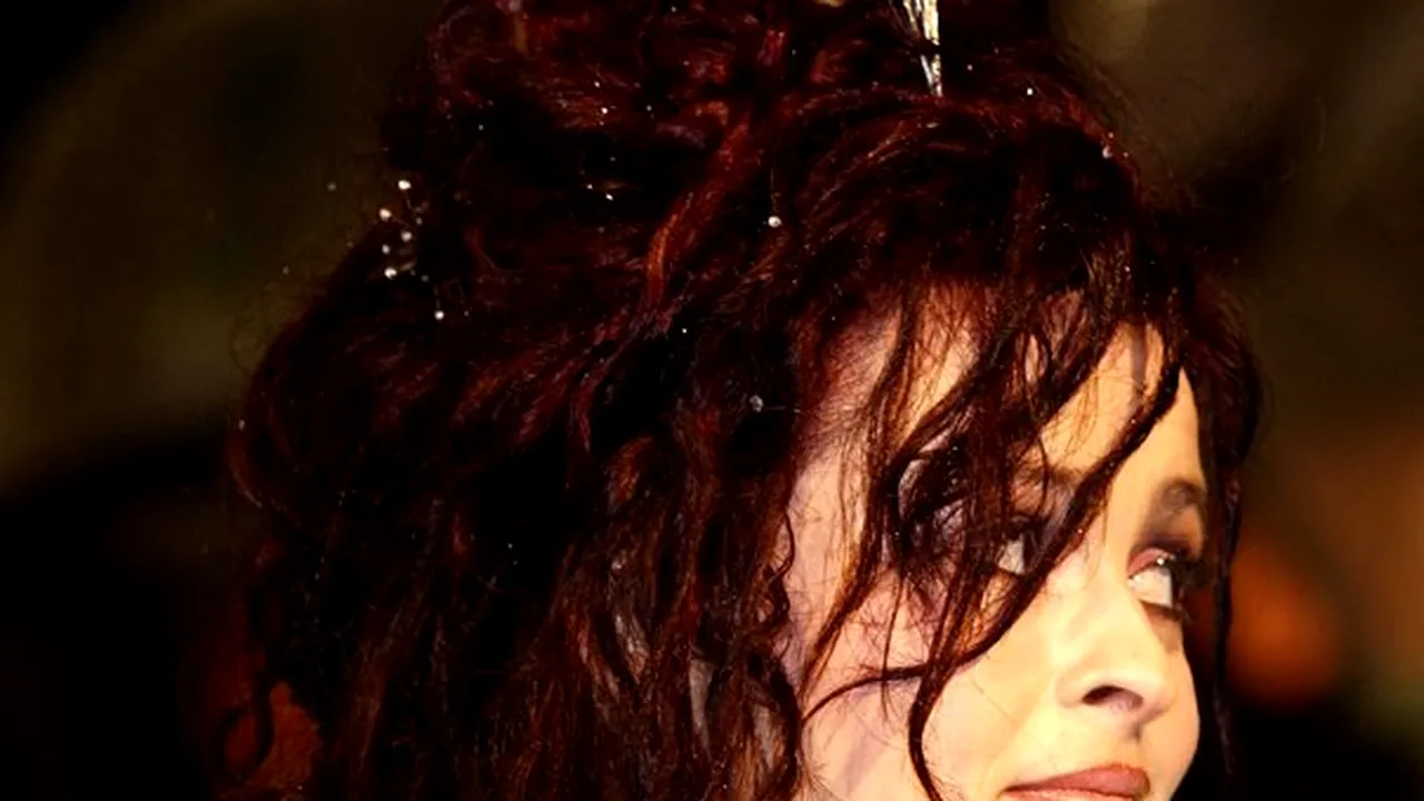 Helena Bonham Carter şi jucătorul de golf Rory MCIlroy, decoraţi de regina Elizabeth a II-a