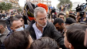 Prima reacţie a regelui Spaniei, după ce a fost întâmpinat de protestatari la Valencia: Înţeleg furia şi frustrarea