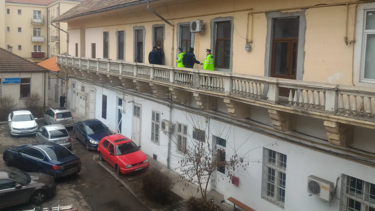 INCENDIEREA de la sediul PSD Cluj: Un bărbat bănuit că a aprins ziare, audiat