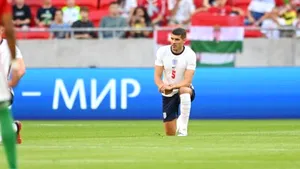 Moment controversat la Budapesta. Zecile de mii de copii prezenţi la meci i-au huiduit pe jucătorii englezi când aceştia au îngenuncheat la începutul meciului