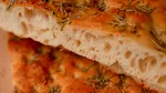 Focaccia cu măsline și roșii, gata în 3 ore. Rețeta simplă care nu necesită frământare