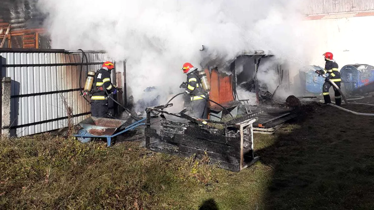 O persoană a murit într-un incendiu izbucnit lângă calea ferată din Târgu Mureş