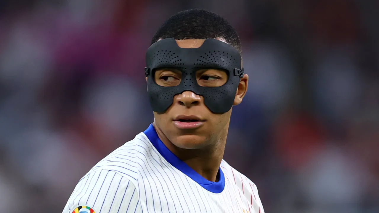 Mbappé evită operaţia la nas