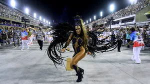 Carnavalul de la Rio: Defilarea şcolilor de samba - pene, paiete şi mesaje politice anticorupţie - FOTO incendiare