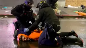 VIDEO Practica LETALĂ a poliţiei din SUA. Moartea lui George Floyd n-a fost întâmplătoare. „Ia-ţi naibii genunchiul de pe gâtul lui”