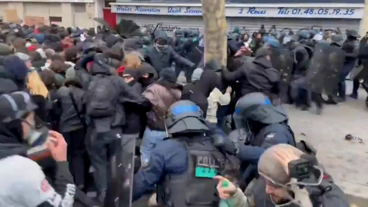 Protestele elevilor din Franța devin tot mai violente. Poliția a folosit gaze lacrimogene