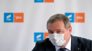 Ministrul Teleman îşi cere scuze după ce a adormit la o conferinţă în timp ce vorbea Cioloş: „Am avut câteva momente de somnolenţă”