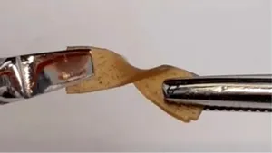 Materialul care sfidează logica: Cercetătorii creează un „hibrid” din sticlă și plastic