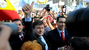 Antonescu, Ponta, Năstase au ieşit din Palatul Parlamentului pentru a-i saluta pe protestatari - GALERIE FOTO