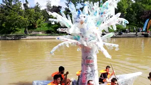 Cursă neconvenţională la Timişoara: Bărci din sticle de plastic, carton sau ţevi PVC s-au întrecut pe râul Bega | FOTO, VIDEO