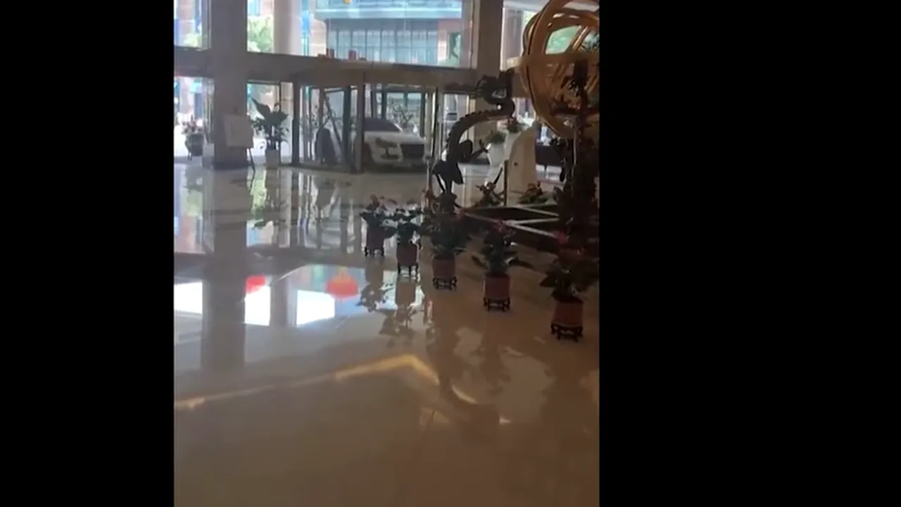 Nebunia unui client: după cearta cu managerul, a intrat cu maşina în hotel


