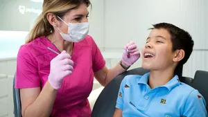 Dr. Denisa Zaharia – “Aparatul dentar transparent, folosit şi de Khloe Kardashian, Justin Bieber sau Eva Longoria – vedeta anului 2022 in ortodontie”