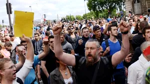 Sute de protestatari, arestaţi în Franţa după o tentativă eşuată de lovitură de stat