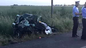 Grav accident de circulaţie în judeţul Timiş: o persoană a murit, iar alte şapte au fost rănite, după ce un microbuz s-a ciocnit cu o maşină | FOTO