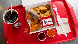 Cum a reuşit un student să mănânce pe gratis la KFC, timp de un an/ „Expertul în pui prăjit” a câştigat admiraţia întregului internet