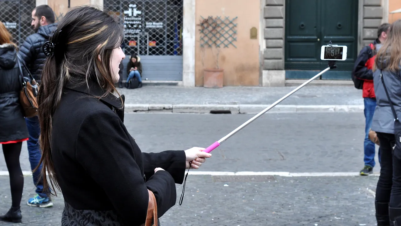 Care este oraşul european, vizitat de tot mai mulţi români, ce a interzis folosirea selfie stick-ului