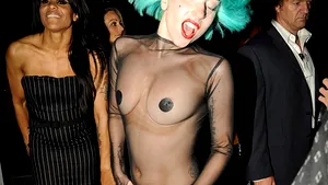 Lady Gaga, doar în chiloţi şi cu părul turcoaz la un eveniment monden - FOTO
