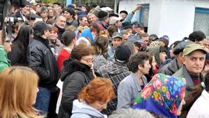 Turnu Severin: Sute de persoane s-au îmbulzit la ajutoarele de la UE. Două femei au leşinat în mulţime - FOTO