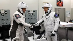 Noua modă în spaţiu. Astronauţii care vor folosi capsulele SpaceX vor purta costume de ultimă generaţie, create de un designer de la Hollywood