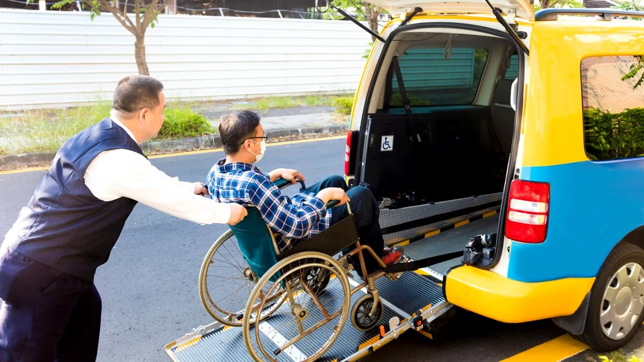 Operatorii de taxi, obligaţi să deţină maşini adaptate persoanelor cu handicap