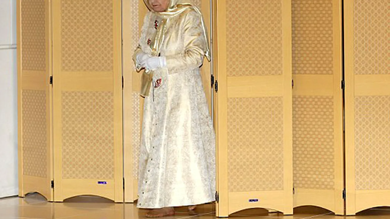 Regina Marii Britanii, desculţă şi cu capul acoperit într-o moschee din Abu Dhabi - FOTO, VIDEO