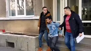 Tânăr de 22 de ani din Capitală, arestat preventiv după ce a bătut o femeie şi i-a furat geanta. VIDEO