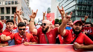 Poliţia din Berlin a oprit marşul suporterilor turci din cauza aceluiaşi gest controversat prin care a fost suspendat Demiral