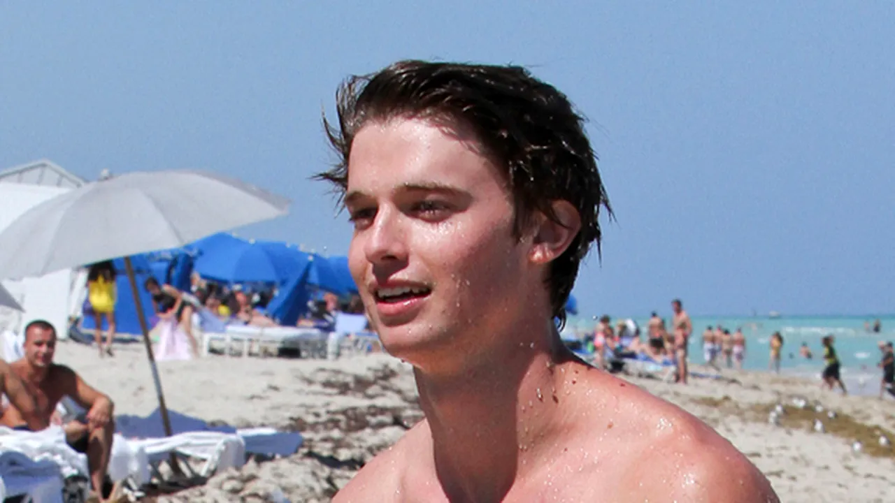 Seamănă cu tatăl său? Patrick Schwarzenegger şi-a arătat muşchii la plajă - FOTO