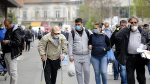 Bloomberg: Pericol în spaţiile neventilate şi aglomerate! Coronavirusul persistă în aer câteva ore şi poate fi inhalat