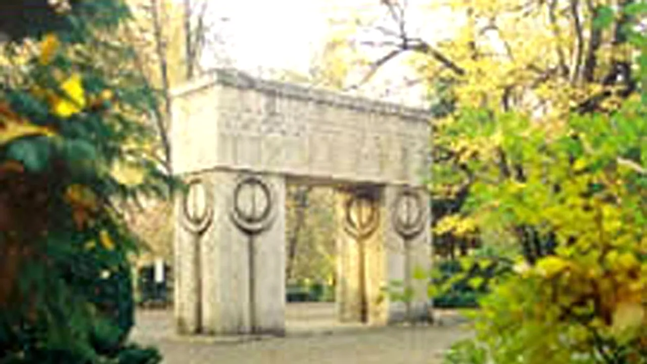 Poarta Sărutului va fi RESTAURATĂ. Institutul Patrimoniului a alocat peste 370.000 de lei pentru proiect