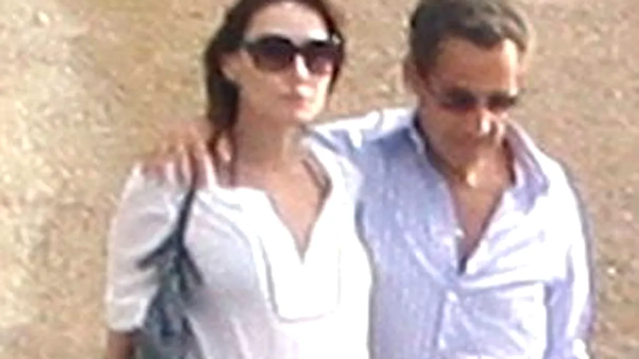 Vezi aici primele fotografii cu Carla Bruni însărcinată!