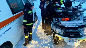 Pacient dependent de oxigen, blocat din cauza ninsorii, salvat cu o ambulanţă 4x4 