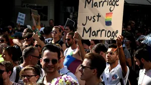 Mii de oameni au mărşăluit pe străzile din Elveţia pentru legalizarea căsătoriilor de acelaşi gen